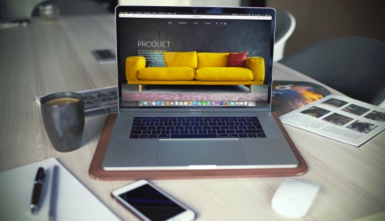 Portatil con tienda online abierta