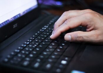 mano sobre portatil
