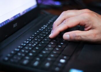 Mano sobre teclado de portatil