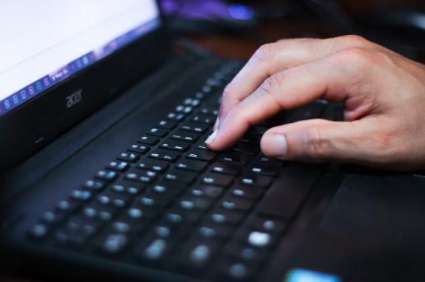 Mano sobre teclado de portatil