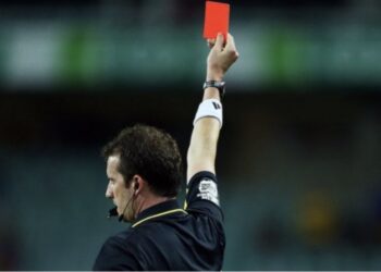 arbitro tarjeta roja