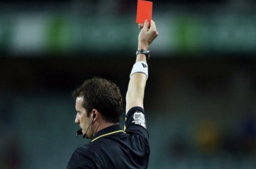 arbitro tarjeta roja