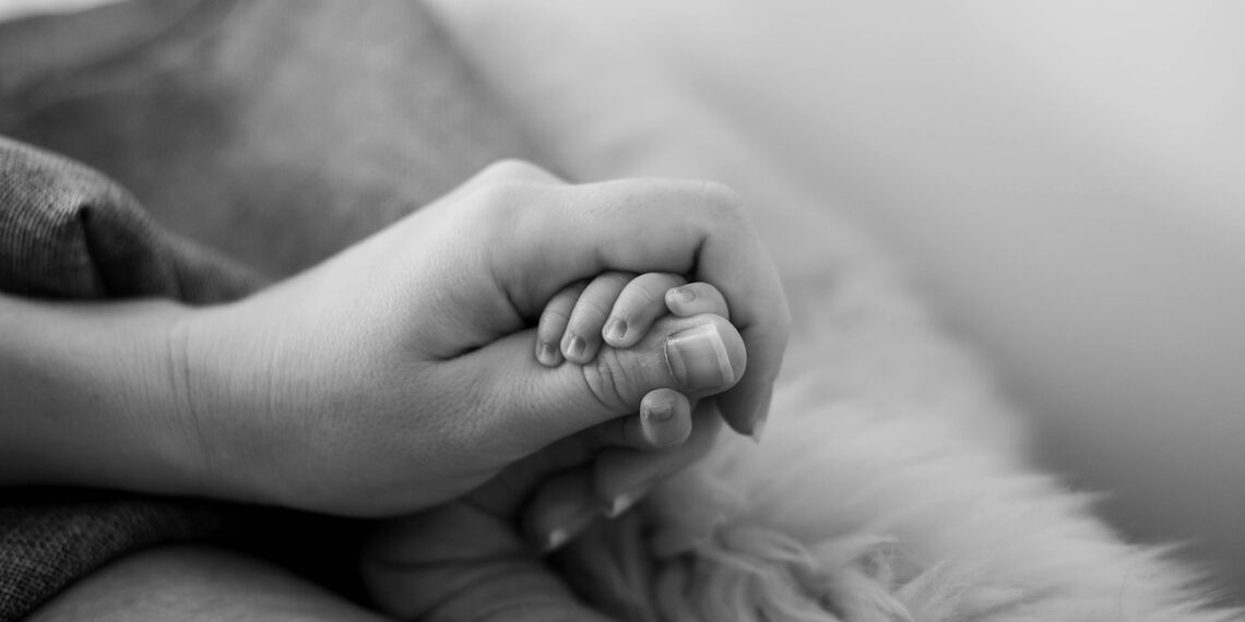 mano bebe y madre
