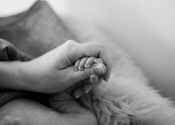 mano bebe y madre