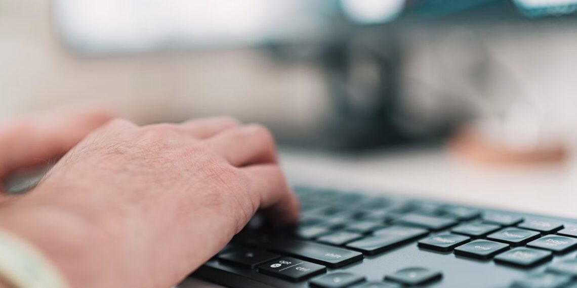 mano sobre teclado