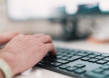 mano sobre teclado