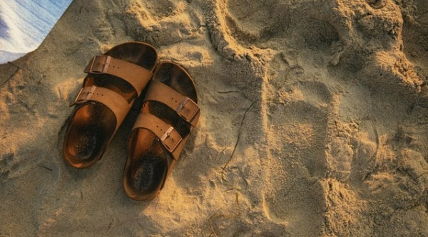 Birkenstock sandalias en playa