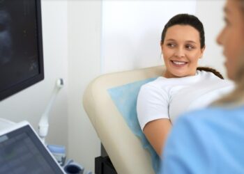 Chica en clinica de maternidad