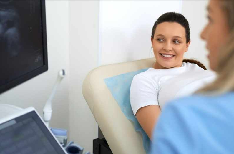 Chica en clinica de maternidad