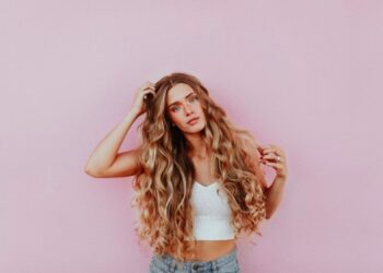 Chica rubia sobre fondo rosa