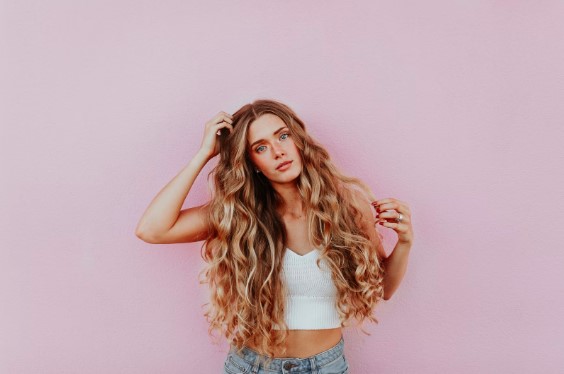 Chica rubia sobre fondo rosa