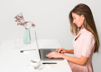 Chica trabajando en portatil
