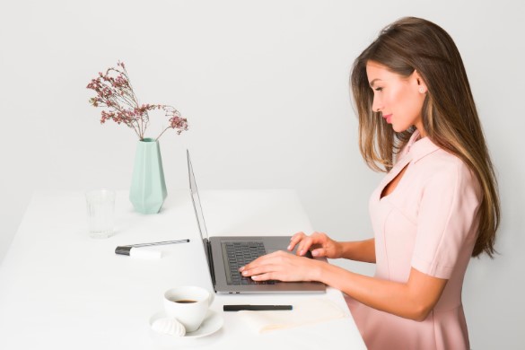 Chica trabajando en portatil