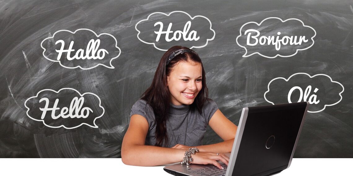 NIÑA ESTUDIANDO