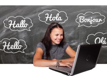 NIÑA ESTUDIANDO