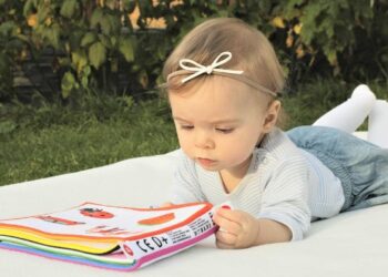 Bebe con libro