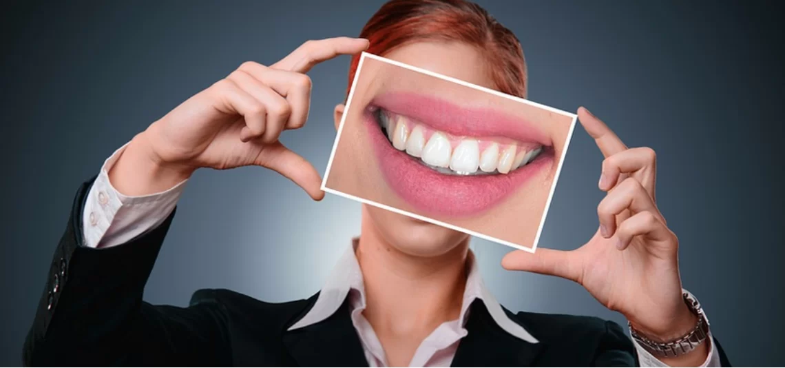 Chica-sosteniendo-foto-de-sonrisa
