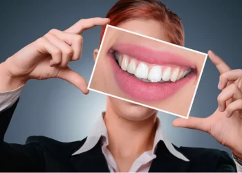 Chica-sosteniendo-foto-de-sonrisa