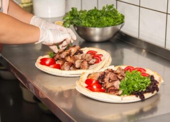 Persona haciendo pizza