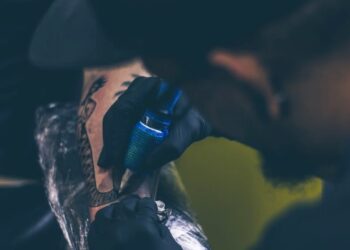 Tatuador trabajando