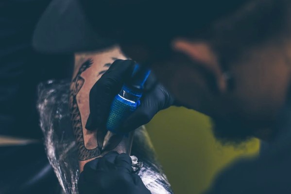 Tatuador trabajando