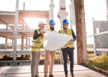 Arquitectos con planos