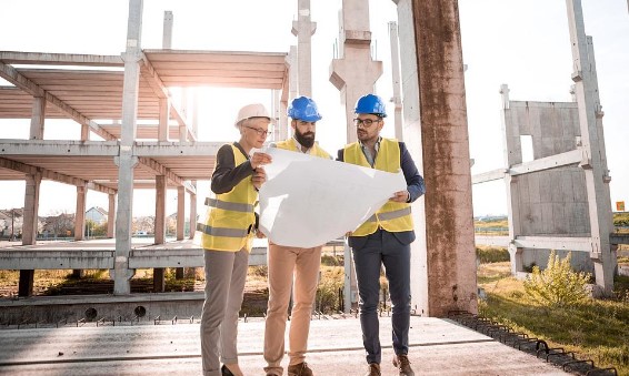 Arquitectos con planos