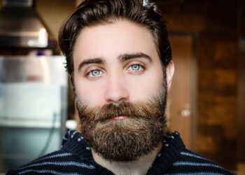 Hombre con ojos claros