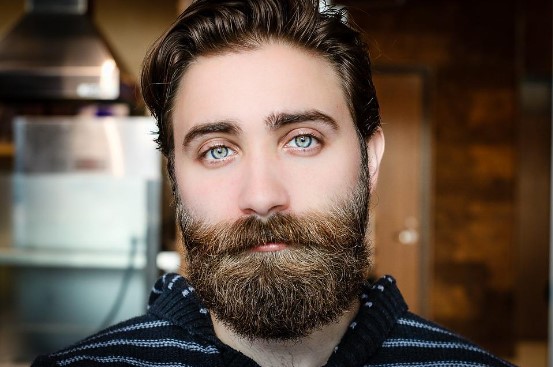 Hombre con ojos claros