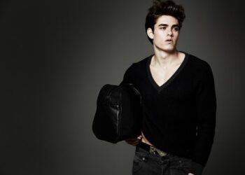 Modelo de moda con look negro