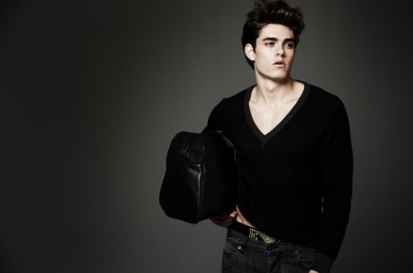 Modelo de moda con look negro
