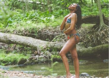 Mujer en rio con naturaleza