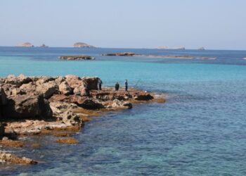 Personas pescando en Ibiza
