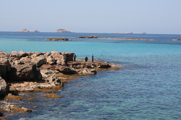 Personas pescando en Ibiza