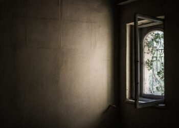 Ventana luminosa en cuarto oscuro