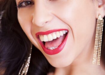 Mujer con pendientes largos
