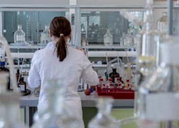 Mujer en laboratorio