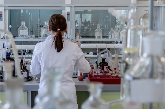 Mujer en laboratorio