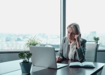 Mujer en videoconferencia desde portatil