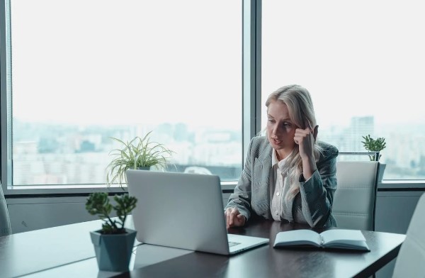 Mujer en videoconferencia desde portatil