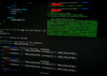 Ordenador con código hacker