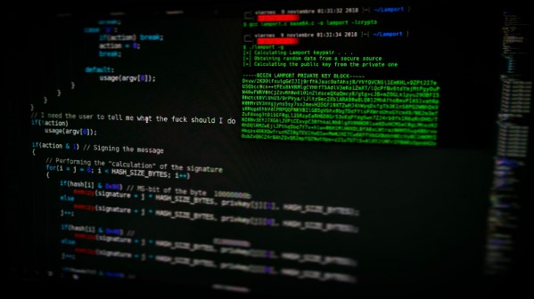 Ordenador con código hacker