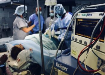 Equipo medico en cirugía
