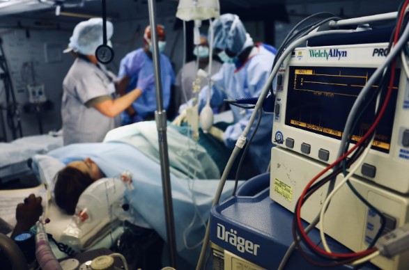 Equipo medico en cirugía