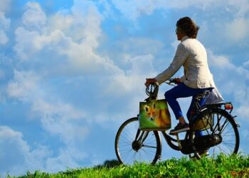 Mujer paseando en bicicleta
