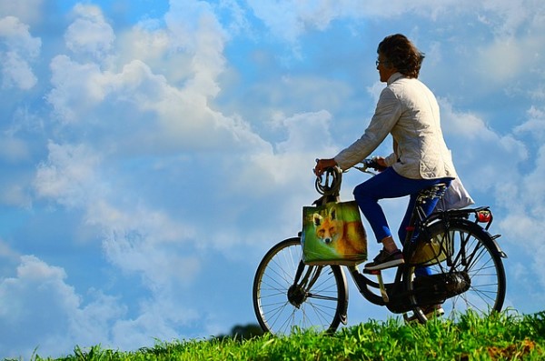 Mujer paseando en bicicleta