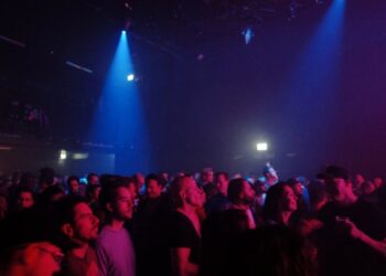 Gente de fiesta en discoteca