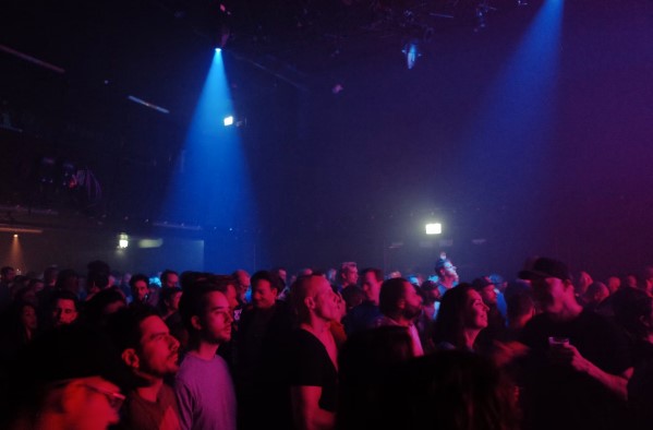 Gente de fiesta en discoteca
