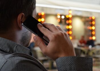 Hombre llamando con teléfono movil