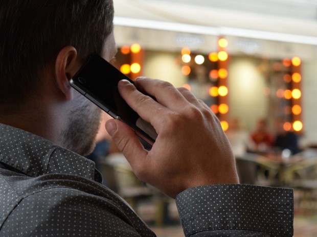 Hombre llamando con teléfono movil